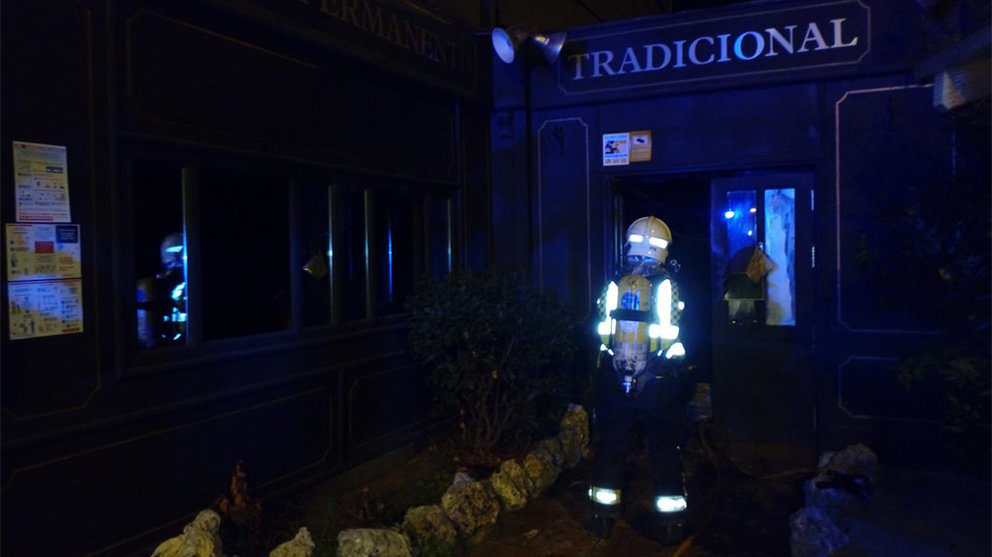 Bomberos de Cordovilla interviniendo en el incendio de un cuadro eléctrico en el bar-restaurante &#39;Common Good&#39;, en el polígono de Barañáin. TWITTER