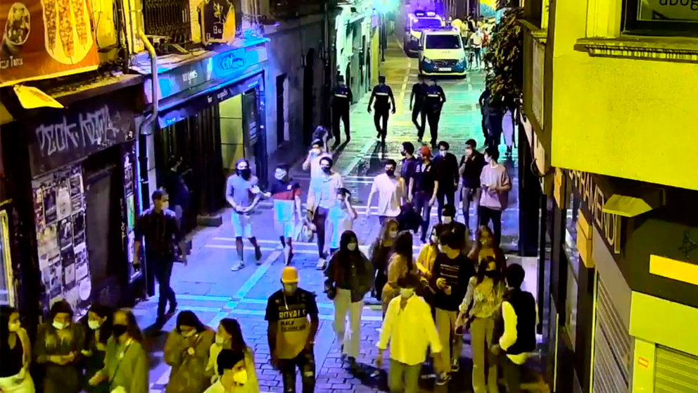 Policía Municipal de Pamplona desaloja la calle Comedias por la aglomeración de gente PMP