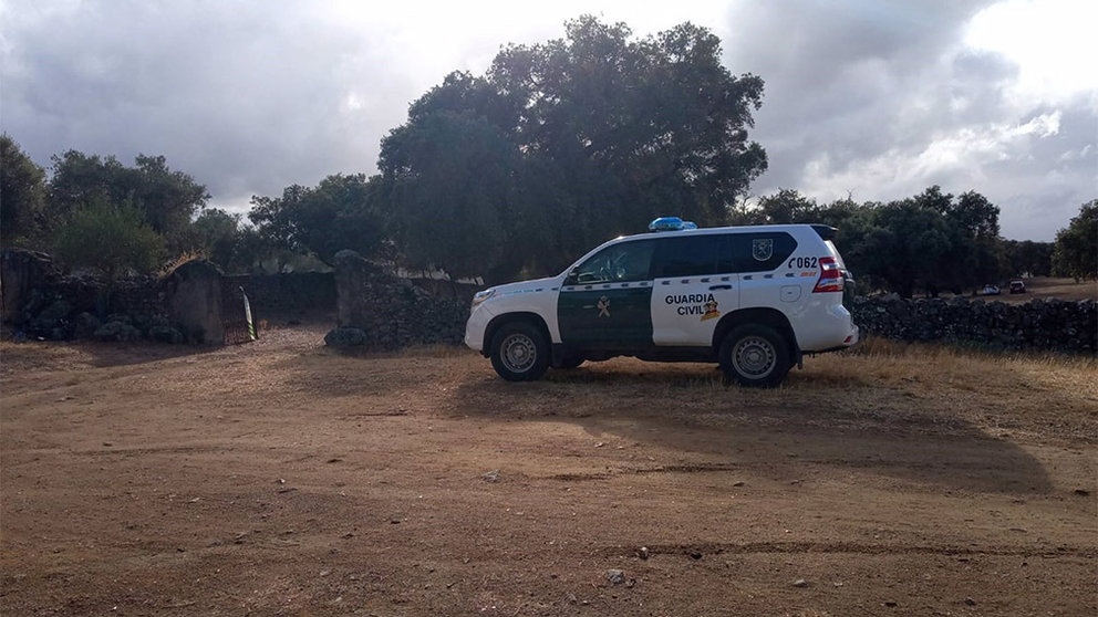 Un coche de la Guardia Civil en la finca donde buscan el cuerpo de Manuela Chavero. EP