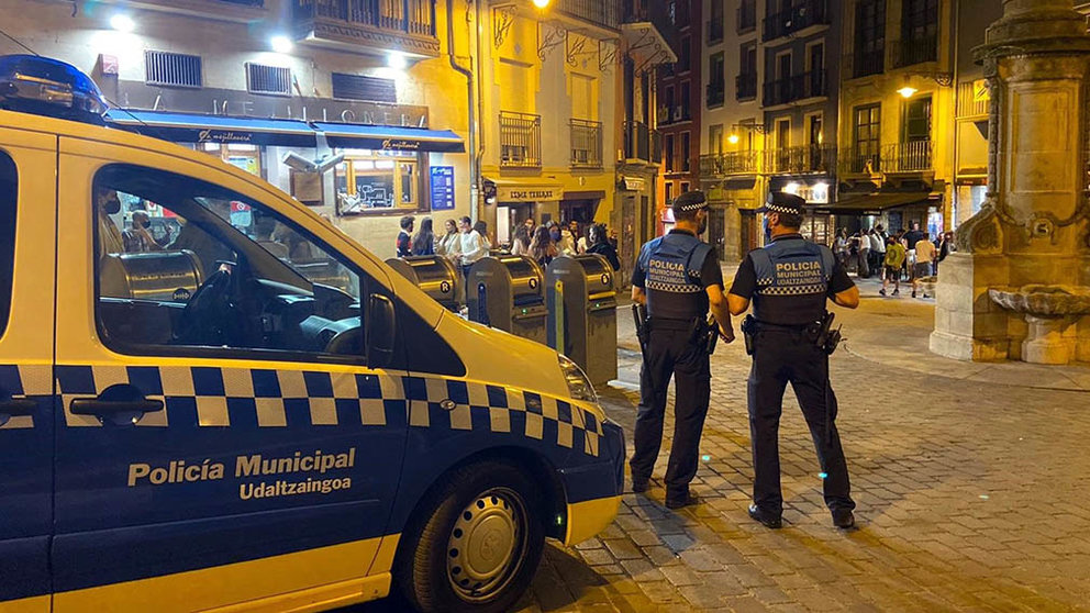 Agentes de la Policía Municipal de Pamplona controlan el cumplimiento de las medidas sanitarias en la zona de Navarrería. POLICÍA MUNICIPAL
