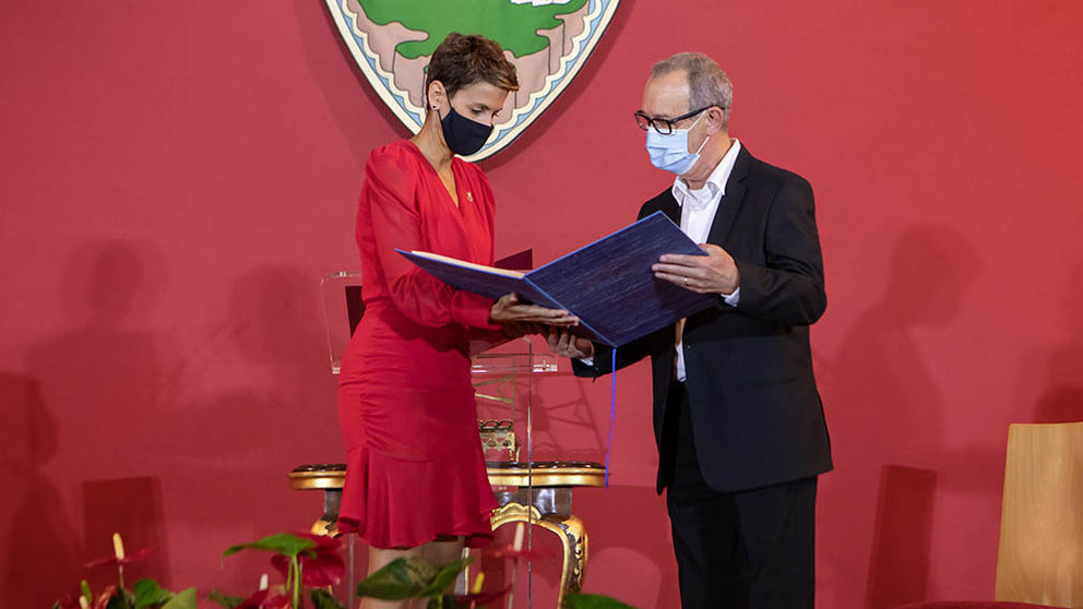 El fotógrafo Carlos Cánovas recibe el premio Príncipe de Viana de manos de la presidenta de Navarra María Chivite. GOBIERNO DE NAVARRA