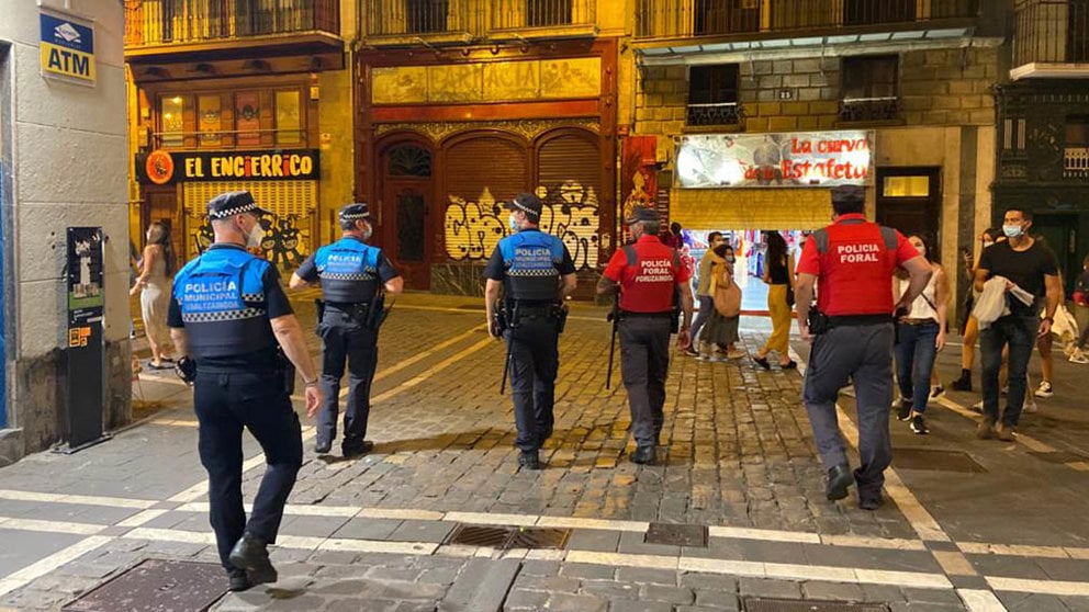 Agentes de la Policía Municipal de Pamplona y de la Policía Foral patrullan juntos por la capital navarra para frenar el coronavirus.  (2)