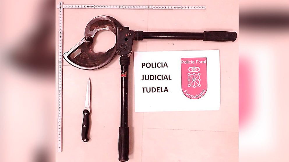 Cizalla y cuchillo que les fueron intervenidos a dos de los detenidos por intentar robar en una empresa de Tudela. POLICÍA FORAL