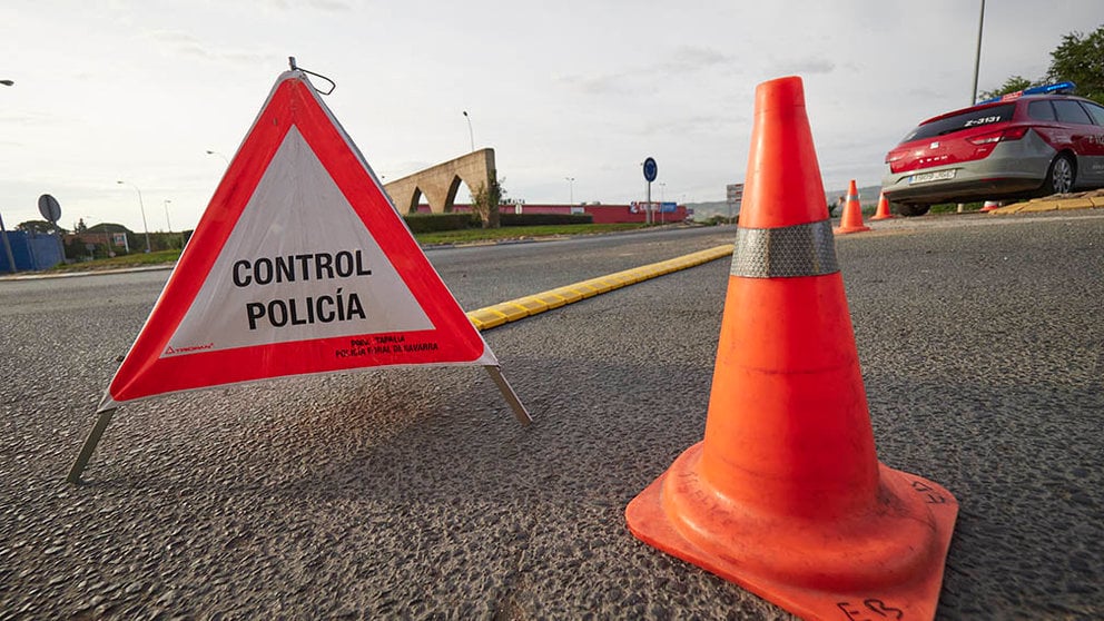 Carretera de entrada a la localidad de Peralta controlada por la policía foral, en Navarra (España) a 24 de septiembre de 2020. En este municipio navarro, a partir de hoy jueves 24, ha entrado en vigor la prohibición de entrar y salir salvo para desplazamientos imprescindibles, como medida para contener el incremento de casos de Covid-19, que se sitúan en una tasa de 1.700 casos por 100.000 habitantes.
24 SEPTIEMBRE 2020;COVID;PERALTA;CORONAVIRUS;NAVARRA;
Eduardo Sanz / Europa Press
24/9/2020