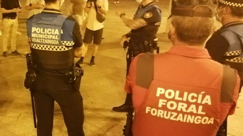 Agentes de la Policía Municipal de Pamplona y de la Policía Foral durante el operativo especial en el fin de semana de San Fermín Chiquito. POLICÍA MUNICIPAL DE PAMPLONA