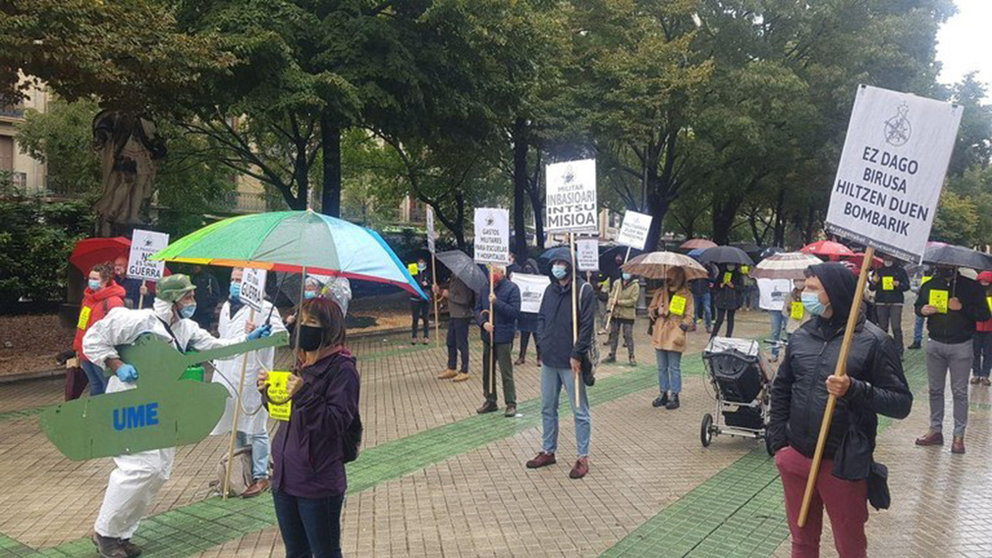 Varias de las personas que han acudido para protestar contra los rastreadores militares en Navarra. ELA