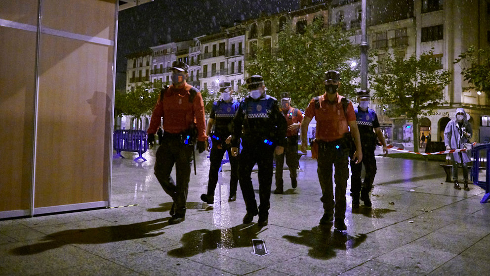 Policía Municipal y Policía Foral, en un dispositivo especial, acuden a desalojar una fiesta en un piso de la Plaza del Castillo. PABLO LASAOSA
