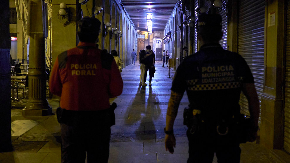 Policía Municipal y Policía Foral, en un dispositivo especial, en los porches de la Plaza del Castillo. PABLO LASAOSA