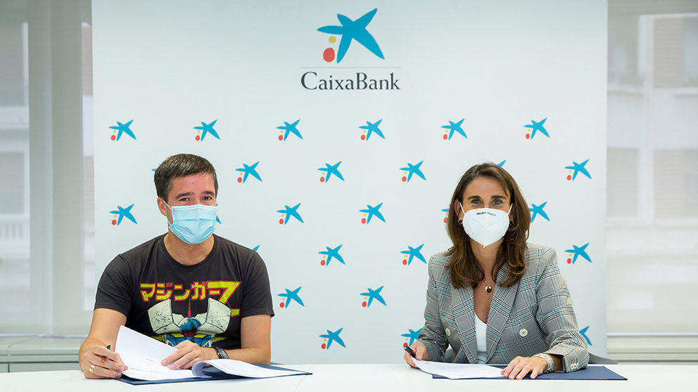 A* Jesús Garzaron
F* 2020_09_24
T* Firma de convenio entre Caixabank y asociación de comerciantes
L* Sede DT CaixaBank, Pamplona