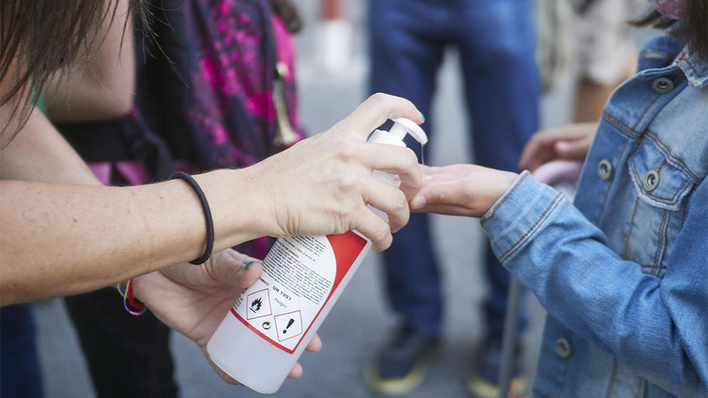 Una profesora desinfecta las manos de una alumna antes de entrar al colegio en Pamplona. Eduardo Sanz / Europa Press
