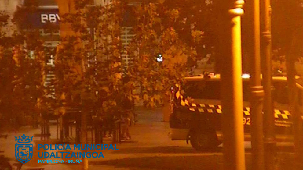 La Policía Municipal de Pamplona intercepta a un vehículo en la Plaza del Castillo cuyos ocupantes provenía de Falces y Funes. CEDIDA