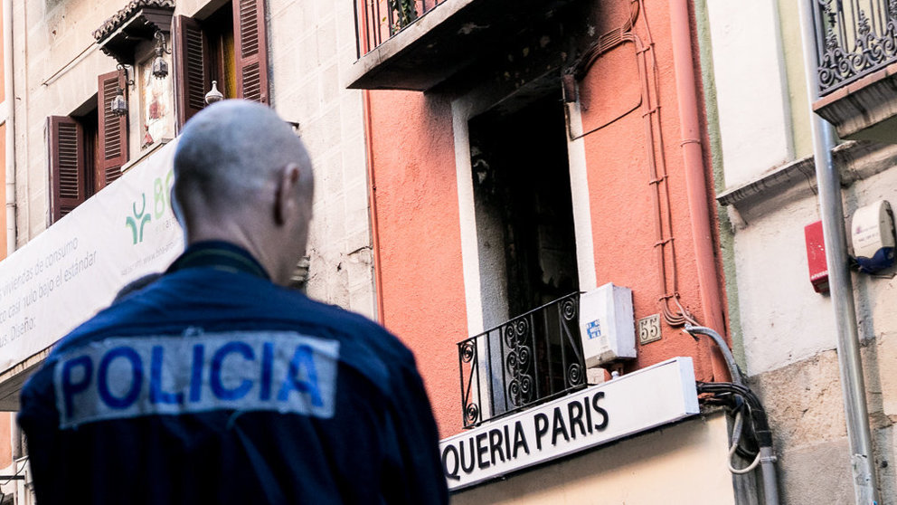 La Policía científica con la ayuda de Bomberos de Navarra han accedido a una vivienda de la calle Mayor de Pamplona para determinar las causas del incendio. IÑIGO ALZUGARAY