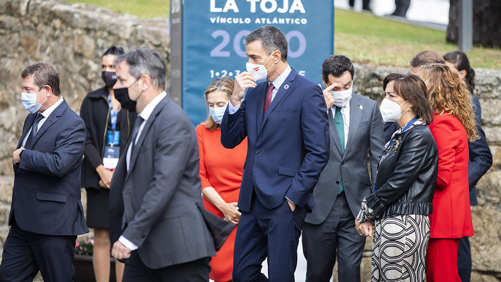 El presidente del Gobierno, Pedro Sánchez (c), durante el acto de clausura del II Foro La Toja-Vínculo Atlántico celebrado en la Isla de Toja, Pontevedra. EUROPA PRESS