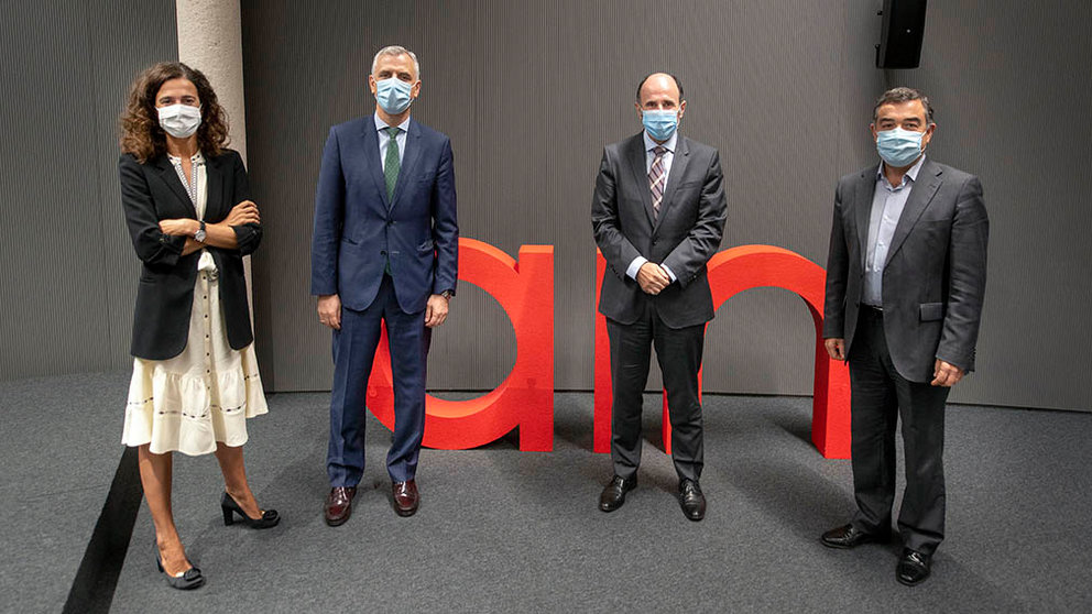 De izquierda a derecha: Ana Ursua, Directora General de AIN, Jesús Calavia, Director General Viscofán España, Manu Ayerdi, Consejero y Presidente de CENER y José Juste, Presidente de AIN. CEDIDA