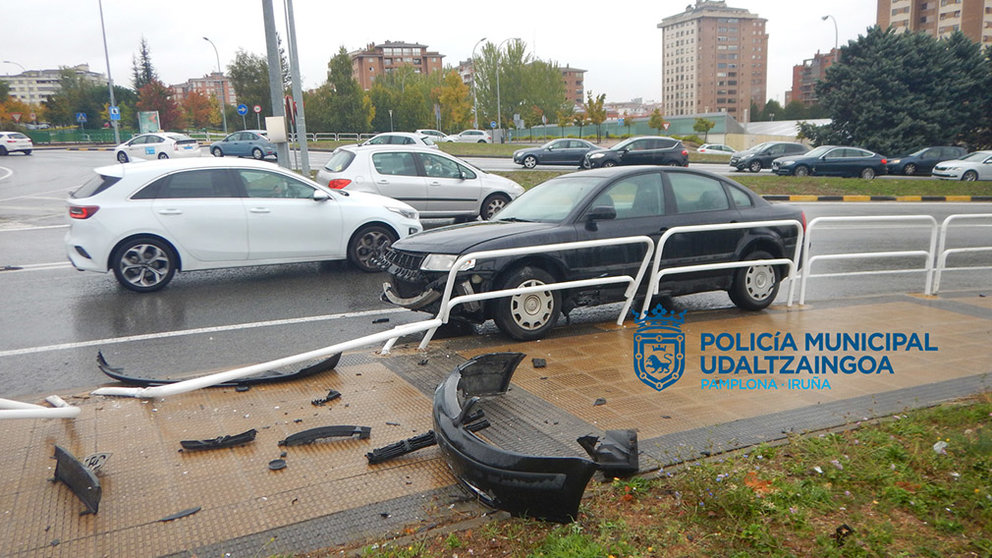 Uno de los accidentes de tráfico ocurridos durante este pasado fin de semana en Pamplona. POLICÍA MUNICIPAL