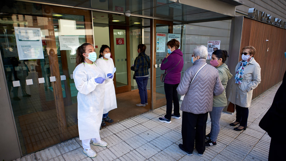 La consejera de salud del gobierno de Navarra, Santos Indurain, acude al centro de salud de San Juan para la vacunacion de la gripe. MIGUEL OSÉS