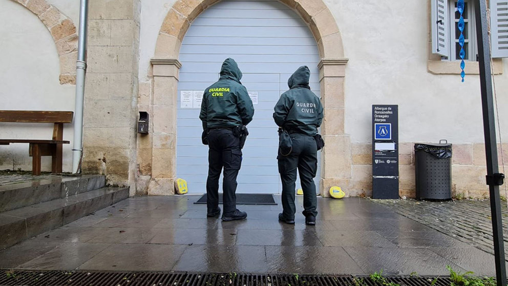 Dos agentes de la Guardia Civil en la puerta del albergue de peregrinos ubicado en Roncesvalles. GUARDIA CIVIL