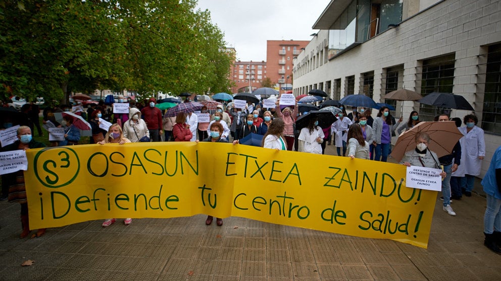 La Red Social de San Jorge se concentra junto a personal sanitario en protesta por la "deplorable situación" del centro de salud. MIGUEL OSÉS