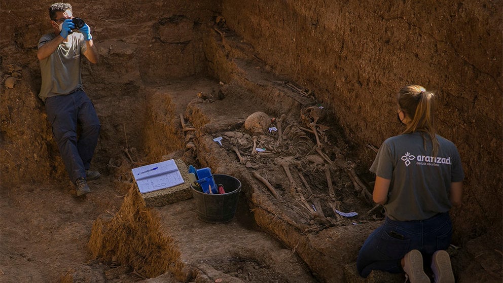 Personal técnico trabajando en la exhumación de una de las mayores fosas del franquismo, ubicada en Sevilla. María José López / Europa Press