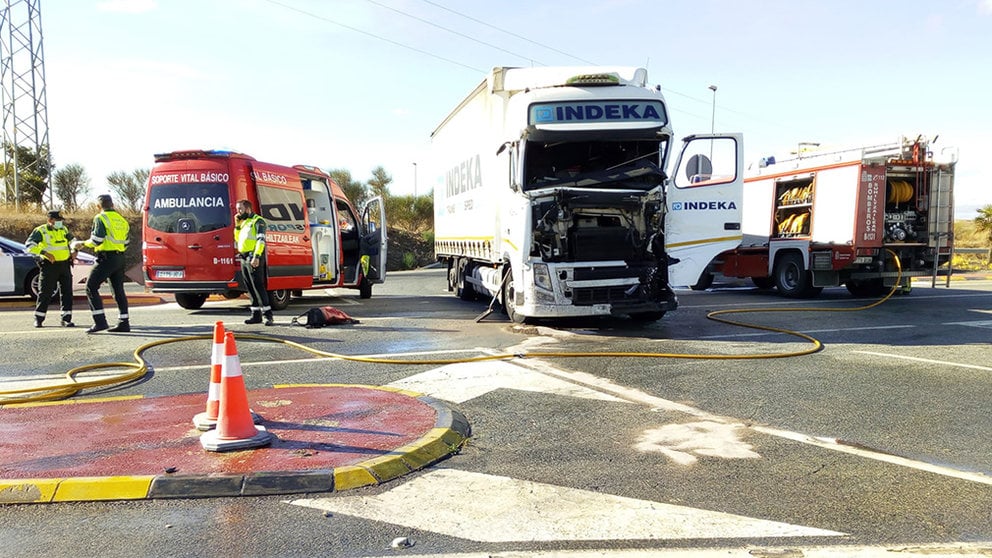 Los bomberos y los servicios médicos acuden al choque ocurrido entre dos camiones en Caparroso. BOMBEROS DE NAVARRA