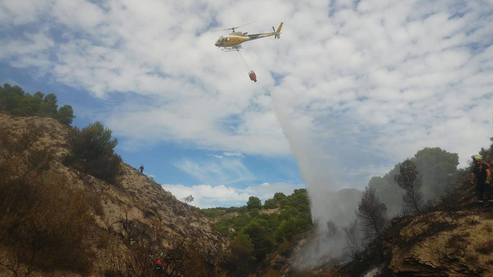 Helicóptero del cuerpo de bomberos extingue un incendio en un barranco de Valtierra. GOBIERNO DE NAVARRA