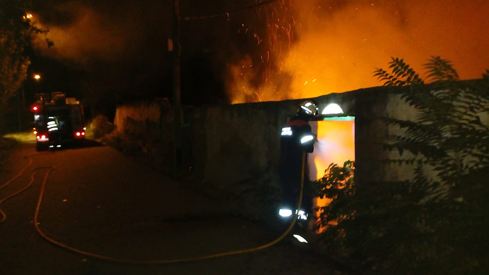 Bomberos trabajan en la extinción de un incendio en una casa abandona en Corella. TWITTER
