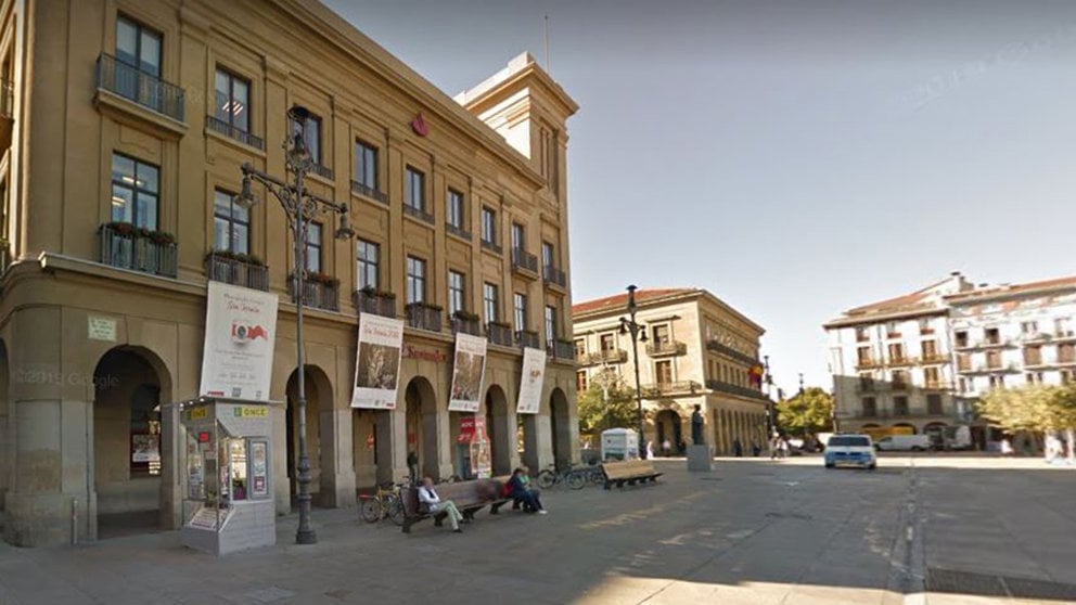 Kiosko de la ONCE situado en la Plaza del Castillo de Pamplona desde donde se ha vendido el cupón premiado. ARCHIVO