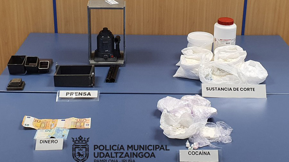 Droga y sustancia de corte que la Policía Municipal se ha incautado junto a algunas herramientas para su elaboración. CEDIDA