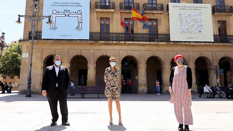 María Chivite y la consejera guardan las distancias de seguridad frente al coronavirus. GN