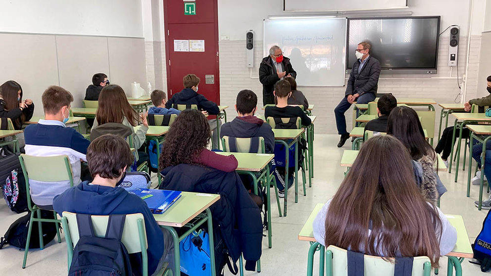 Los alumnos del IES Zizur Mayor asisten a la última clase de José Mª Esparza acompañado de Luis Sabalza, presidente de Osasuna. CEDIDA (2)