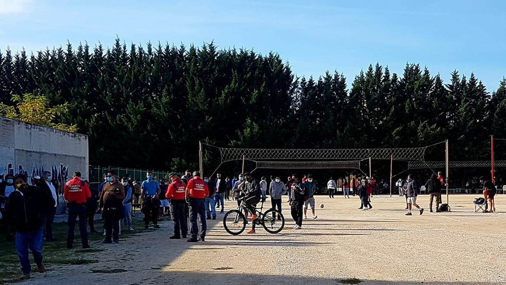 Agentes de la Policía Foral intervienen en un partido clandestino de voleibol celebrado junto al cementerio de Burlada. POLICÍA FORAL