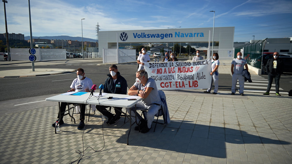 Representantes de ELA, LAB y CGT dan a conocer cuál es la situación y las próximas movilizaciones para que las mutuas no gestionen las contingencias comunes en VW Navarra. MIGUEL OSÉS