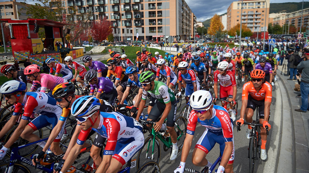 La hostelería Navarra se concentra a la salida de la Vuelta Ciclista de España para protestar por las medidas tomadas por el Gobierno Foral debido a la segunda ola de coronavirus. MIGUEL OSÉS