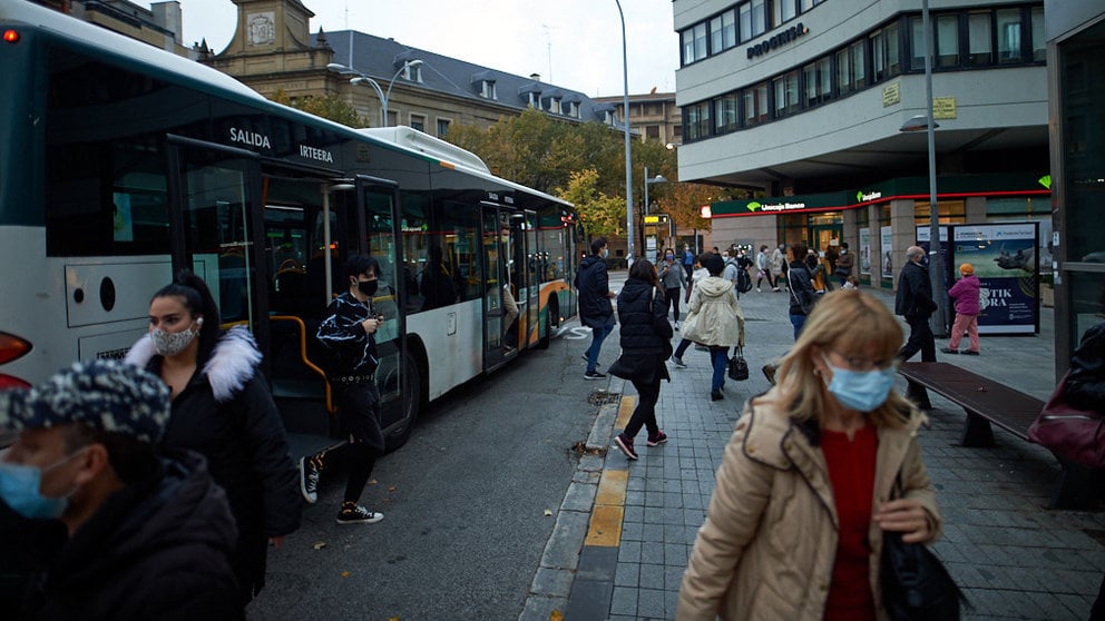 Las nuevas medidas por la segunda ola del coronavirus afectan al uso del transporte publico en la Comunidad Foral. MIGUEL OSÉS