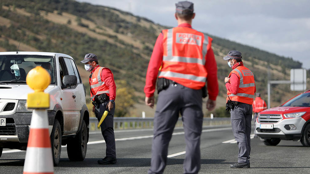 Agentes de Policía Foral controlan los accesos a Navarra durante el cierre perimetral de la comunidad por los casos de coronavirus. CEDIDA
