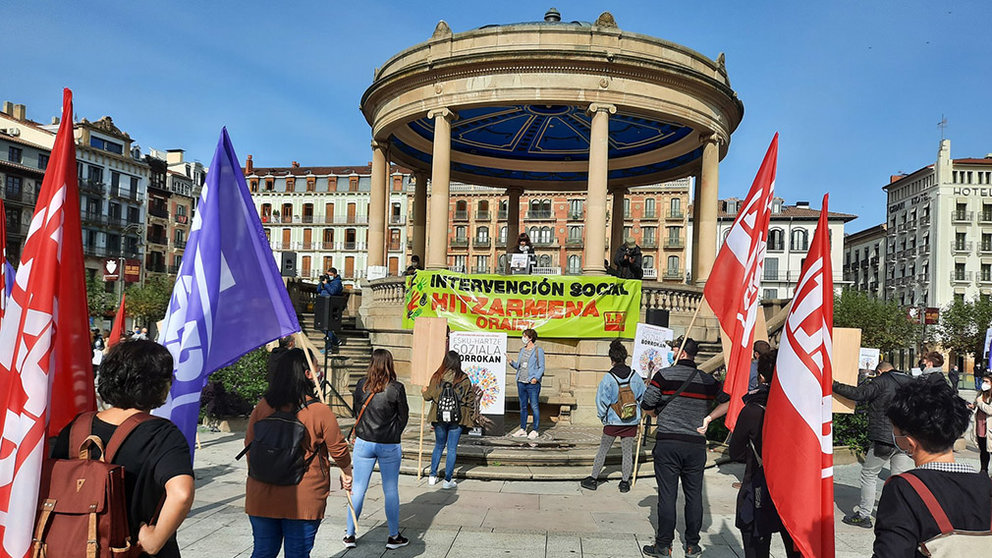 Concetración de los profesionales públicos de intervención social de Navarra reclamando un convenio digno. LAB