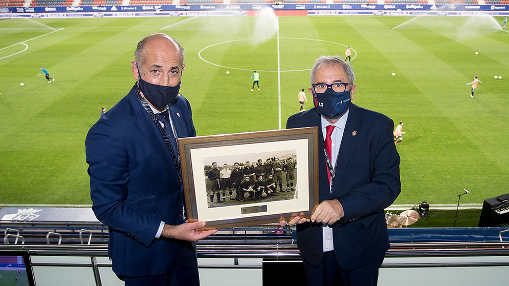 Los presidentes del Athletic y Osasuna, Elizegui y Sabalza, sostienen el regalo del Athletic en El Sadar