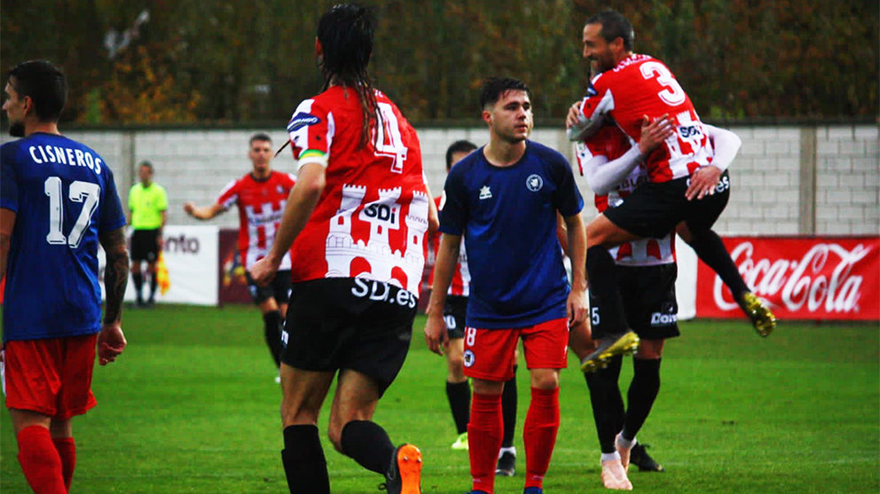 Los jugadores riojanos celebran el primer gol de su equipo ante la Mutilvera. @SDLogroñés