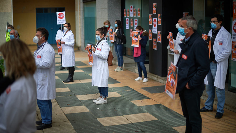 Acto de protesta convocado por el Sindicato Médico de Navarra en el marco de la huelga contra el Real Decreto Ley que permite contratar médicos extracomunitarios sin tener homologada su especialidad. MIGUEL OSÉS