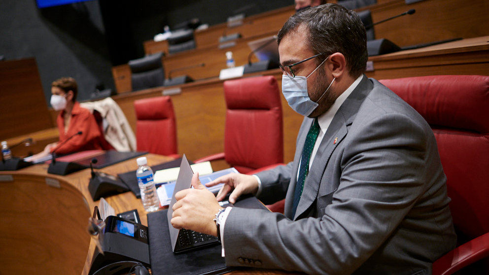 Javier Remírez, vicepresidente del Gobierno, en su asiento del Parlamento. PABLO LASAOSA
