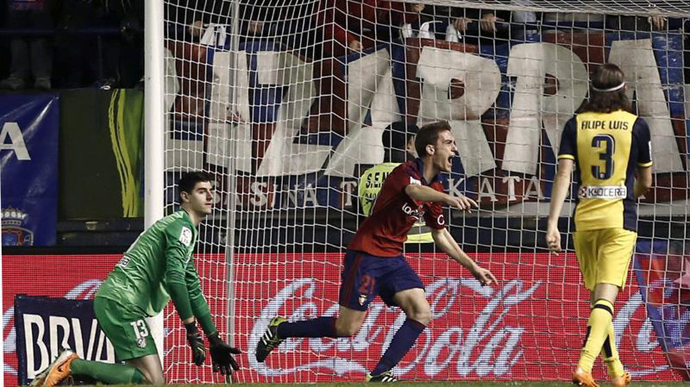 Roberto Torres celebra su gol al Atlético ante Courtois y Filipe Luis en El Sadar. Efe.