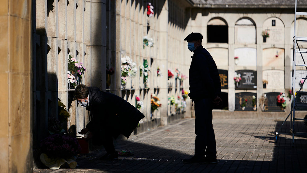 Cientos de personas acuden al cementerio de Pamplona días antes del 1 de noviembre por las restricciones debido al coronavirus. PABLO LASAOSA