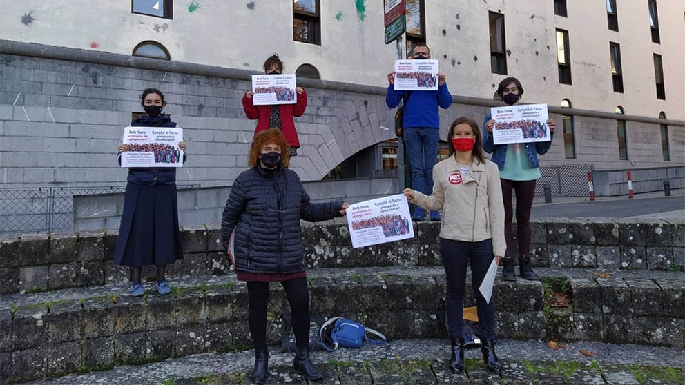 Representantes sindicales protestan ante el Departamento de Educación del Gobierno de Navarra. STEILAS