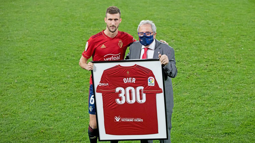 Oier Sanjurjo recibe una camiseta con el número 300 de manos de Luis Sabalza CA Osasuna