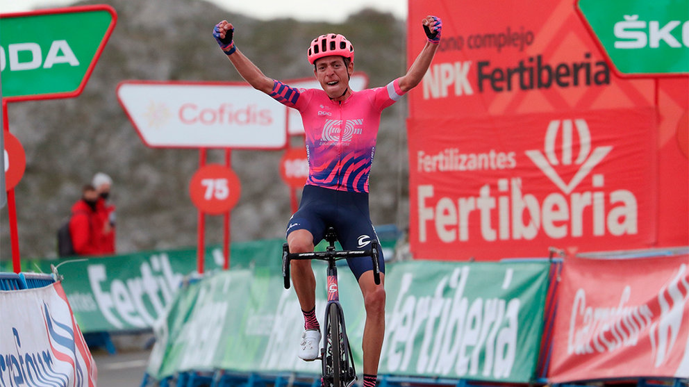El británico Hugh Carthy (Education First) se impone vencedor de la duodécima etapa de La Vuelta España de 109,4 kilómetros con salida en Pola de Laviana y final en el Alto de L&#39;Angliru. EFE/Kiko Huesca