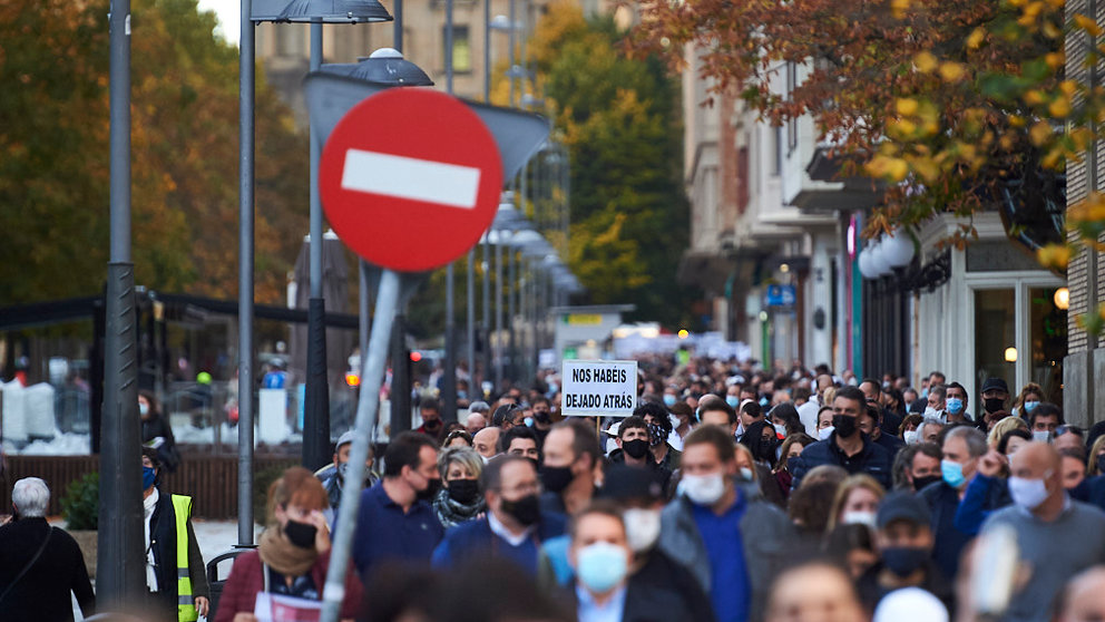 Miles de personas se manifiestan en Pamplona por el cierre de la hostelería durante la crisis del coronavirus. PABLO LASAOSA