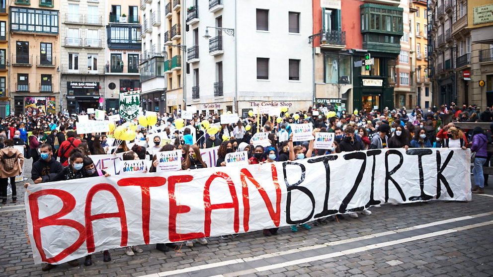 Manifestación en la plaza del Ayuntamiento de Pamplona en contra del cierre de los centros de barrios. PABLO LASAOSA