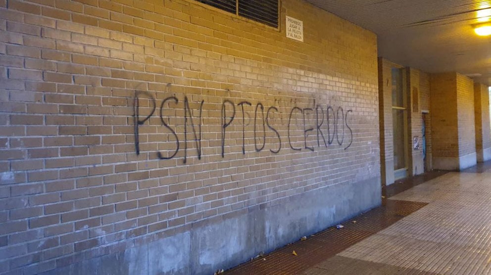 Pintada en Pamplona contra el PSN por apoyar el cambio de sistema en los servicios preventivos de los barrios PSN-PSOE