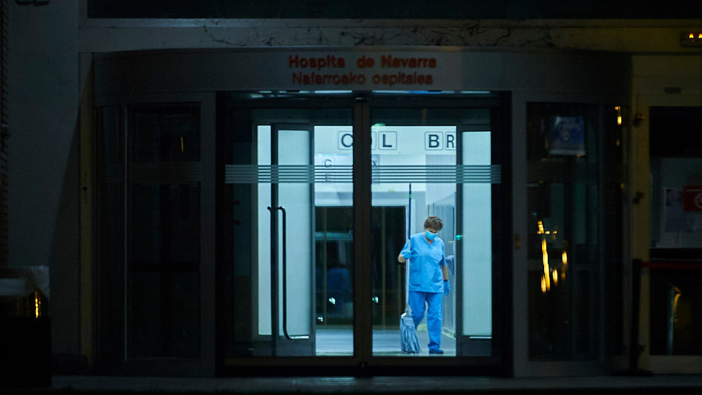 Una mujer carga una fregona en el Hospital de Navarra, vacío por el toque de queda. PABLO LASAOSA