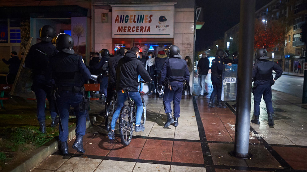 Disturbios en el barrio de la Rochapea de Pamplona después de que varios jóvenes cruzaran y quemaran contenedores. PABLO LASAOSA